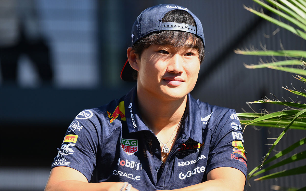 ザントフォールト・サーキットのパドックに立つ角田裕毅（レッドブル）、2025年8月28日(木) F1オランダGPメディアデー