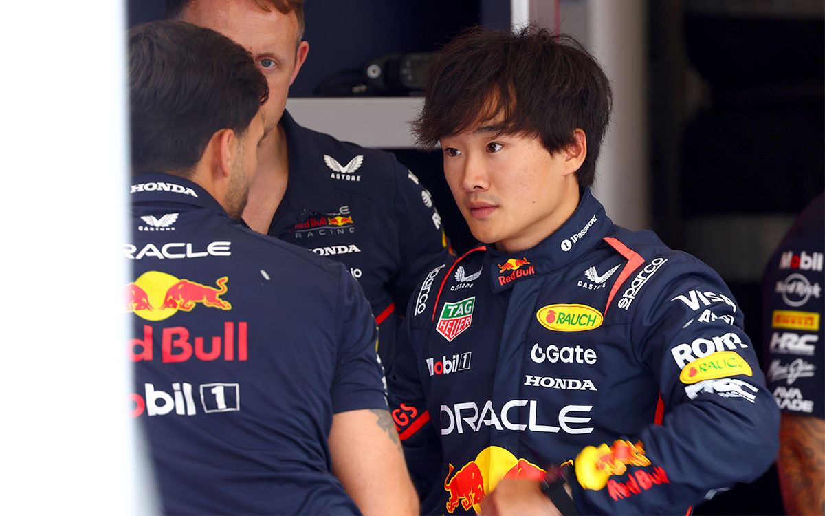 ガレージ内でチームメンバーと会話を交わす角田裕毅(レッドブル)、2025年8月28日(木) F1オランダGPメディアデー(ザントフォールト・サーキット)