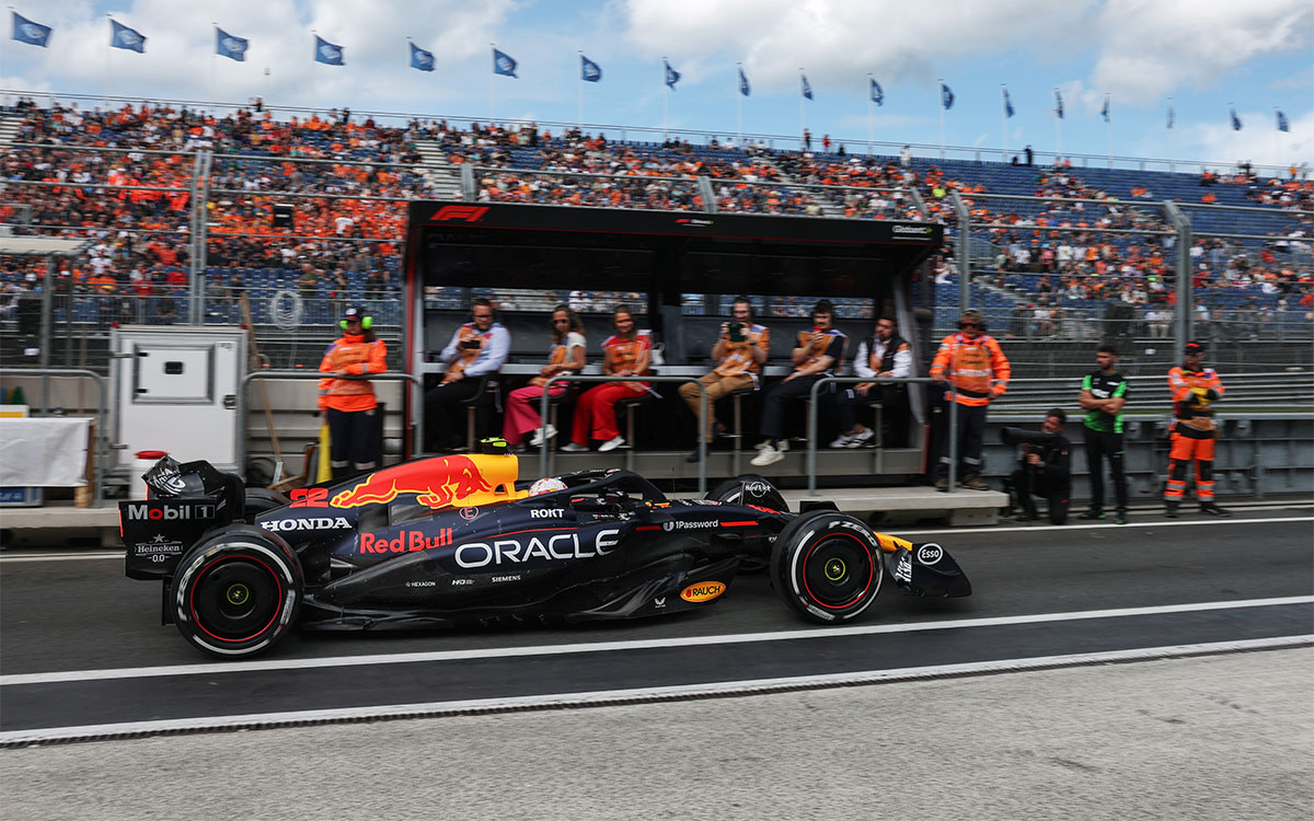 ピットレーンを走行する角田裕毅のレッドブル・レーシングRB21、2025年8月29日(金) F1オランダGPフリー走行（ザントフォールト・サーキット）