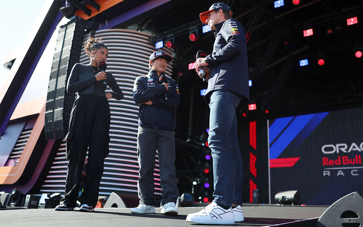 ステージ上に立つレッドブル・レーシングの角田裕毅とマックス・フェルスタッペン、2025年8月29日(金) F1オランダGP（ザントフォールト・サーキット）