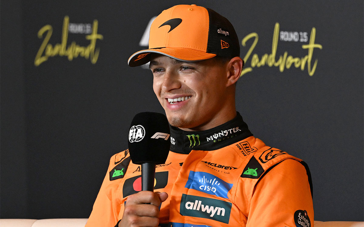 記者会見でマイクを握る予選2番手のランド・ノリス（マクラーレン）、2025年8月30日(土) F1オランダGP（ザントフォールト・サーキット）