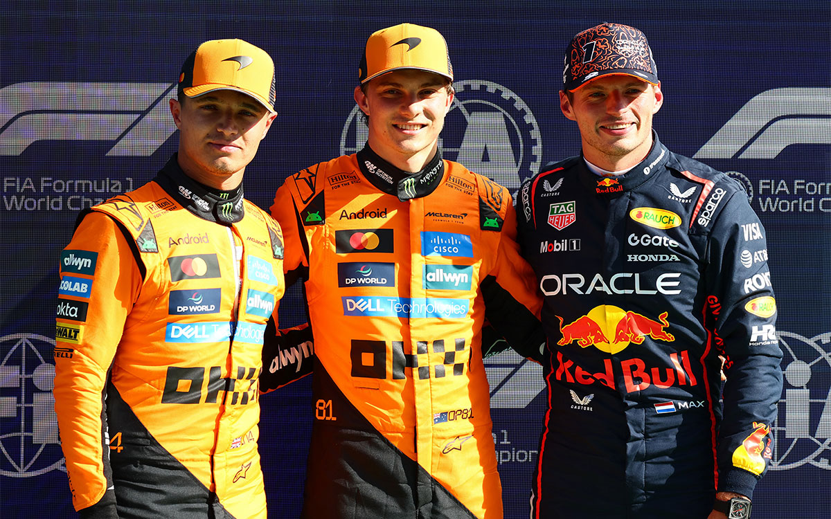 予選後の撮影に臨むポールポジションのオスカー・ピアストリ(マクラーレン)、2番手ランド・ノリス(マクラーレン)、3番手マックス・フェルスタッペン(レッドブル・レーシング)、2025年8月30日(土) F1オランダGP(ザントフォールト・サーキット)2232873696