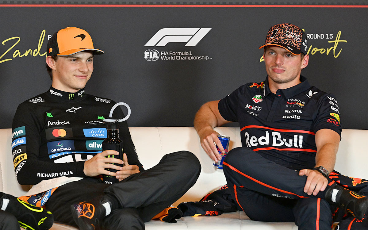 記者会見に臨むポールポジションを獲得したオスカー・ピアストリ(マクラーレン)と予選3番手のマックス・フェルスタッペン(レッドブル・レーシング)、2025年8月30日(土) F1オランダGP(ザントフォールト・サーキット)