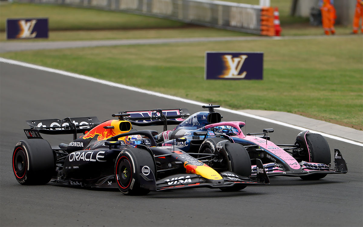 ポジションを争うマックス・フェルスタッペン（レッドブル）とピエール・ガスリー（アルピーヌ）、2025年8月3日(日) F1ハンガリーGP決勝レース（ハンガロリンク）