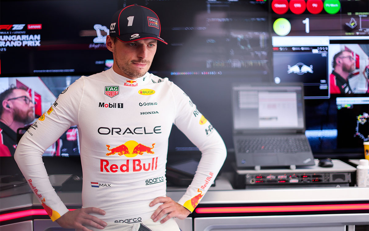 ガレージで出走準備をするマックス・フェルスタッペン（レッドブル）、2025年8月2日(土) F1ハンガリーGP予選（ハンガロリンク）