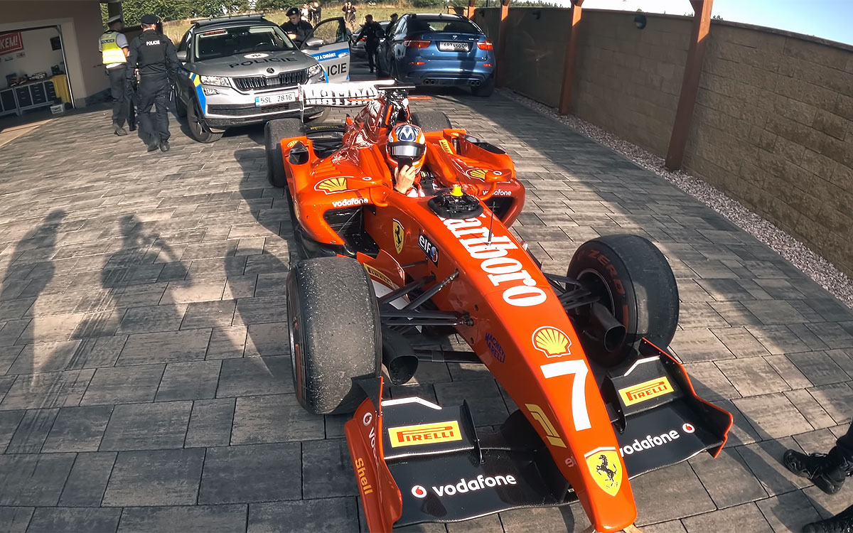 フェラーリF1マシンを模したシングルシーターに乗る51歳男性がチェコ中央ボヘミア州警察に逮捕される様子、2025年9月7日