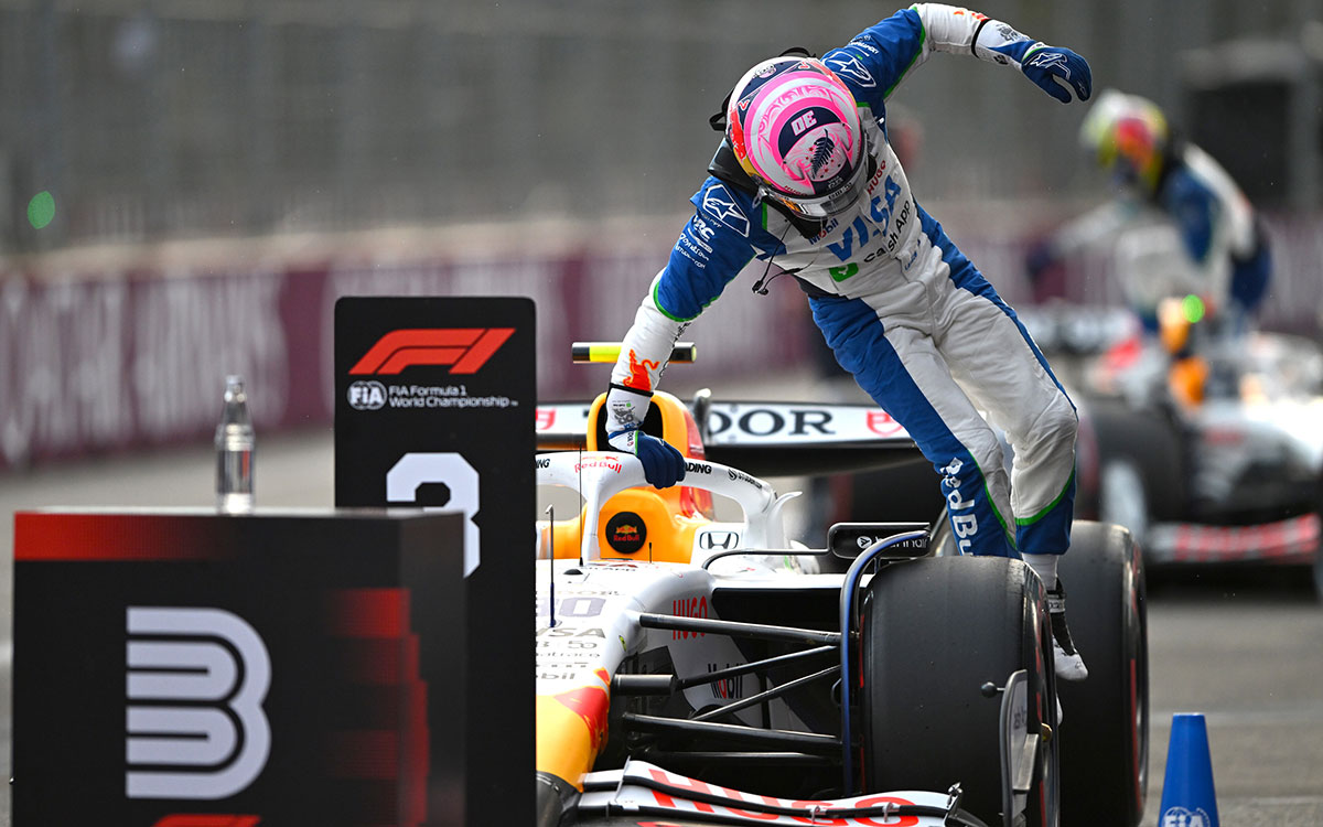 予選後のパルクフェルメでクルマから飛び降りる3番手リアム・ローソン(レーシング・ブルズ)、2025年9月20日(土) F1アゼルバイジャンGP(バクー市街地コース)