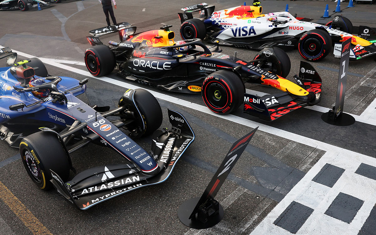 予選のパルクフェルメにクルマを止める2番手カルロス・サインツ（ウィリアムズ）、ポールのマックス・フェルスタッペン（レッドブル）、3番手のリアム・ローソン（レーシング・ブルズ）、2025年9月20日(土) F1アゼルバイジャンGP（バクー市街地コース）