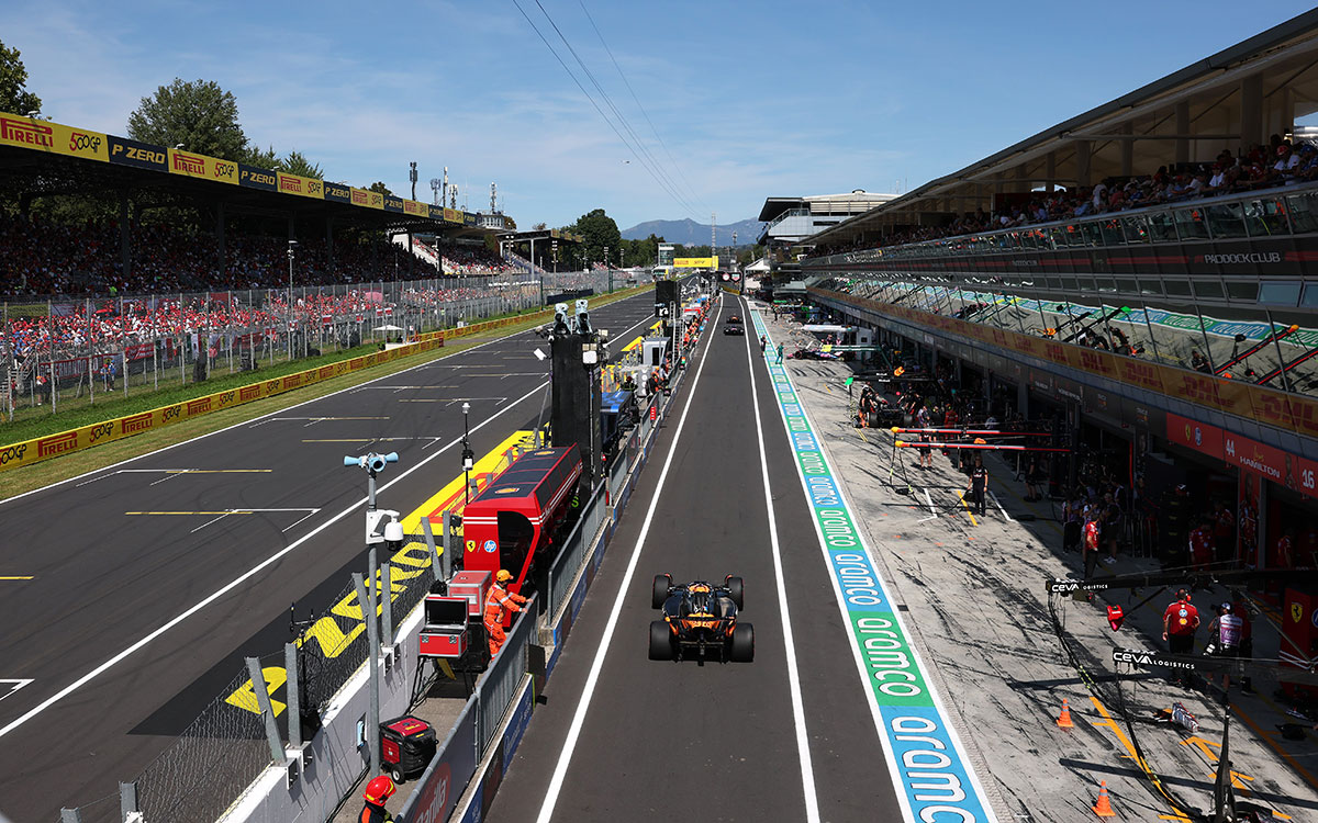 モンツァ・サーキットのピットレーンを走行するマクラーレンMCL39、、2025年9月6日(土) F1イタリアGPフリー走行