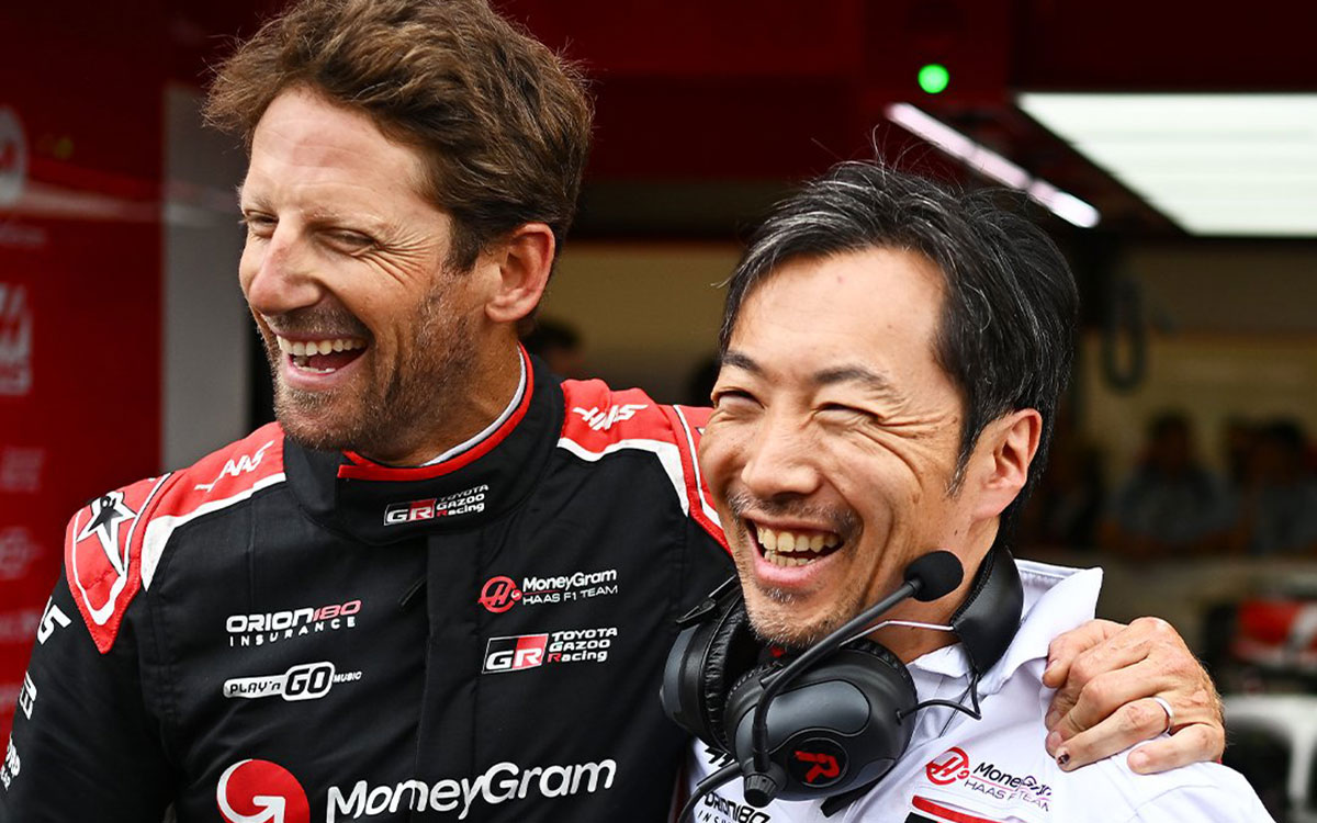 笑顔で肩を組むロマン・グロージャンとチーム代表の小松礼雄、2025年9月26日ムジェロ・サーキットでのTPCプログラムにて