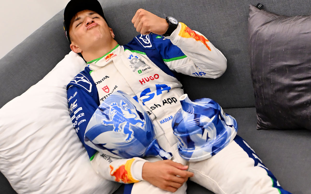 壊れたトロフィーを手に喜ぶ3位アイザック・ハジャー(レーシング・ブルズ)、2025年8月31日(日) F1オランダGP決勝(ザントフォールト・サーキット)