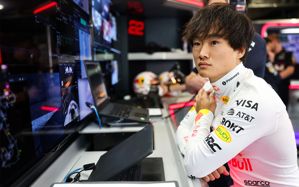 ガレージで様子を見つめる角田裕毅（レッドブル・レーシング）、2025年8月30日(土) F1オランダGP最終プラクティス（ザントフォールト・サーキット）