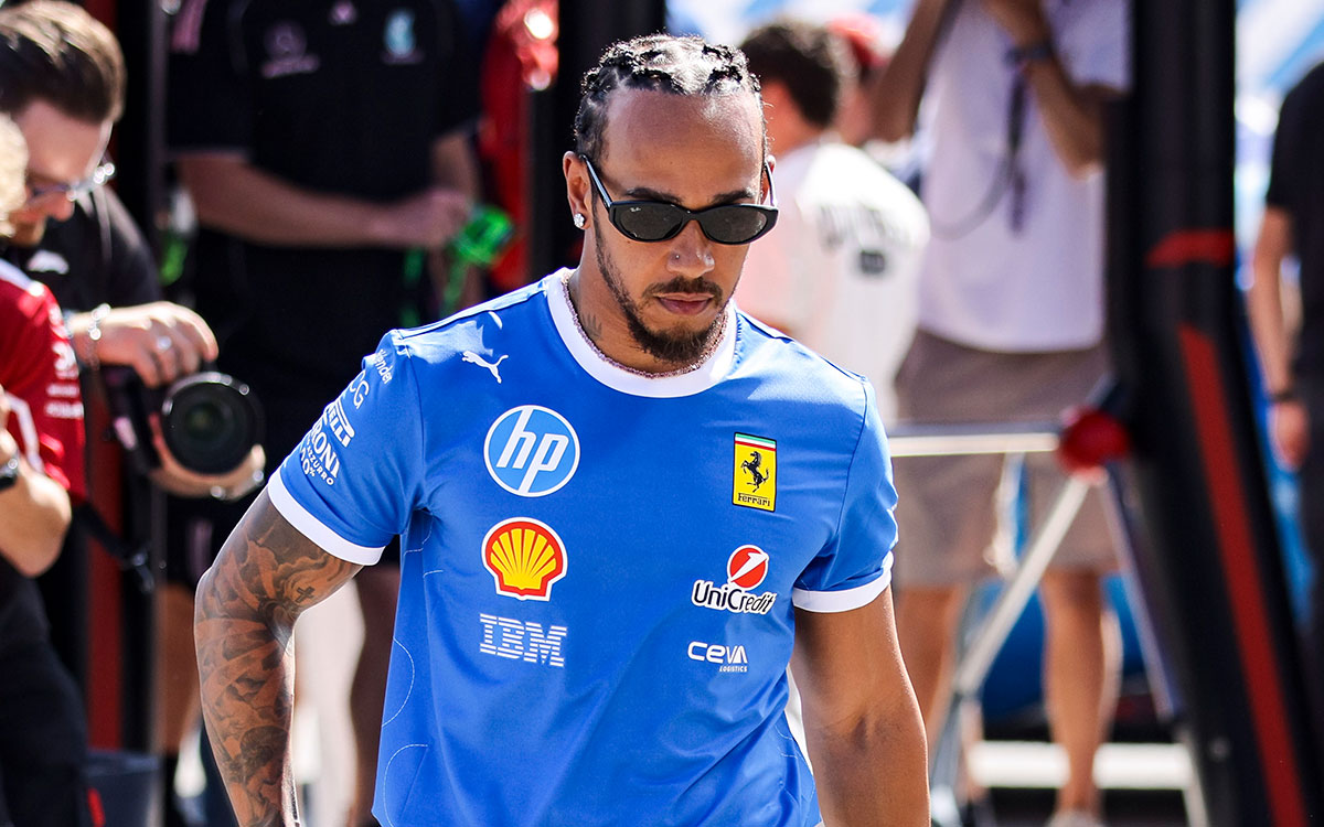 モンツァ・サーキットのパドックを歩くルイス・ハミルトン(フェラーリ)、2025年9月4日(木) F1イタリアGPメディアデー(モンツァ・サーキット)