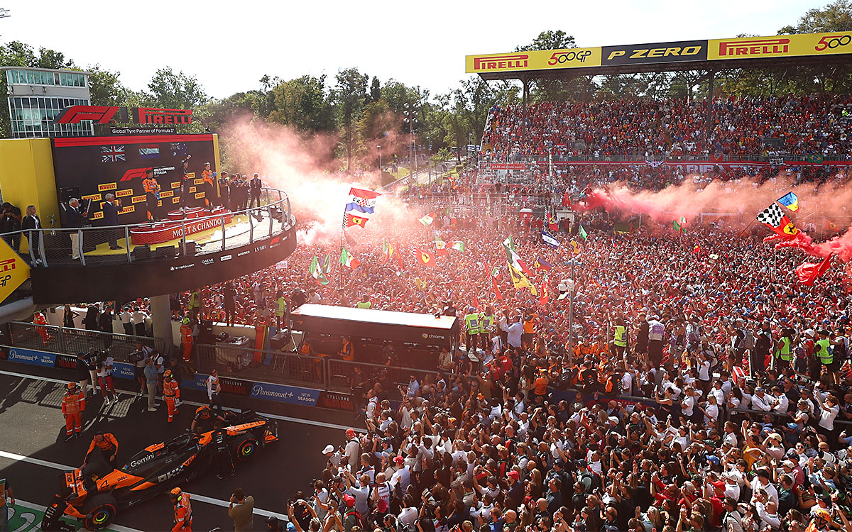 2025年F1第16戦イタリアGP決勝レース後、ティフォシの前でポディウムに上るマックス・フェルスタッペン(レッドブル)ランド・ノリス&オスカー・ピアストリ(マクラーレン)、2025年9月7日モンツァ・サーキット