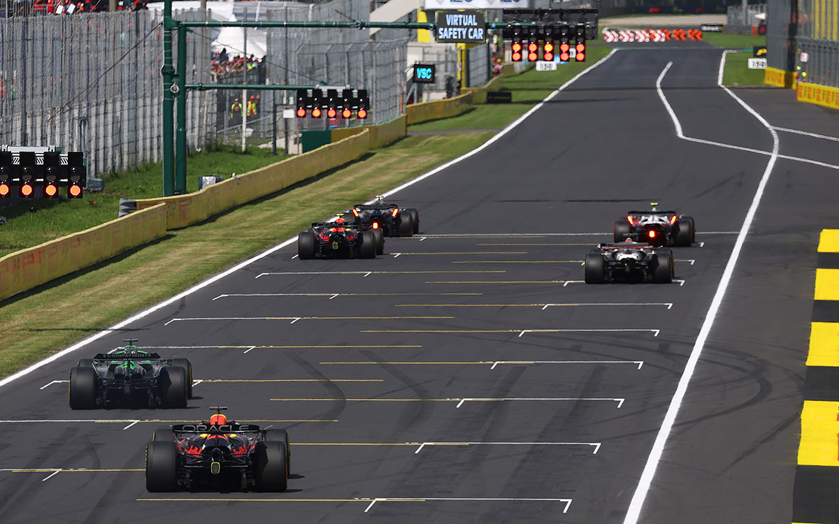 レーススタート練習を行う角田裕毅（レッドブル）、エステバン・オコン（ハース）、ニコ・ヒュルケンベルグ（ザウバー）、マックス・フェルスタッペン（レッドブル）、2025年9月5日(金) F1イタリアGPフリー走行（モンツァ・サーキット）