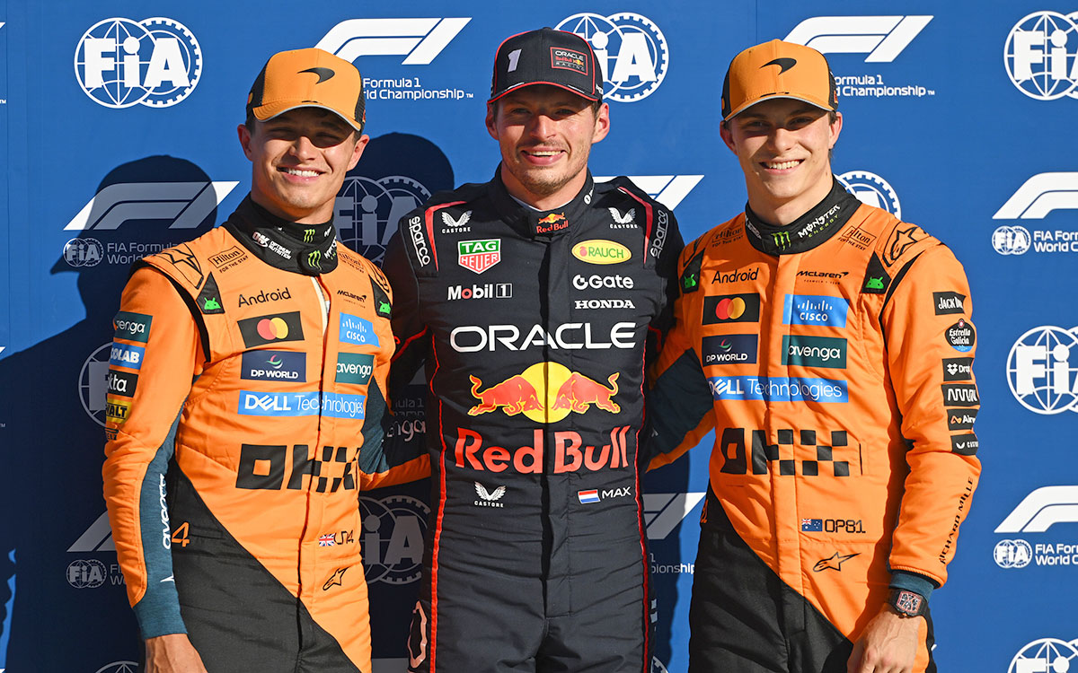 予選後に並ぶポールポジションのマックス・フェルスタッペン(レッドブル・レーシング)、2番手ランド・ノリス(マクラーレン)、3番手オスカー・ピアストリ(マクラーレン)、2025年9月6日(土) F1イタリアGP(モンツァ・サーキット)