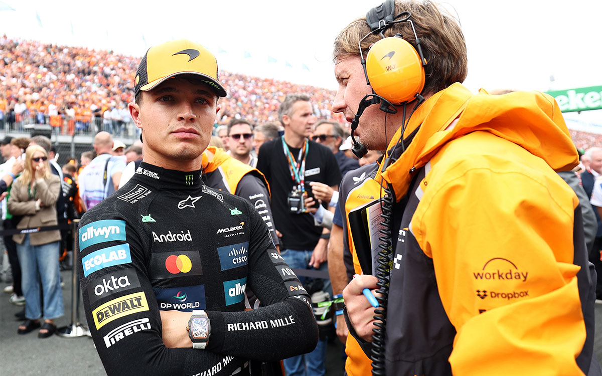 決勝レース前のグリッド上で担当レースエンジニアのウィル・ジョセフと話をするランド・ノリス（マクラーレン）、2025年8月31日(日) F1オランダGP決勝（ザントフォールト・サーキット）