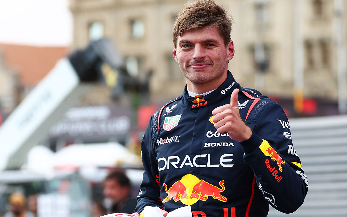 予選後のパルクフェルメでサムズアップするポールポジションのマックス・フェルスタッペン（レッドブル・レーシング）、2025年9月20日(土) F1アゼルバイジャンGP予選（バクー市街地コース）