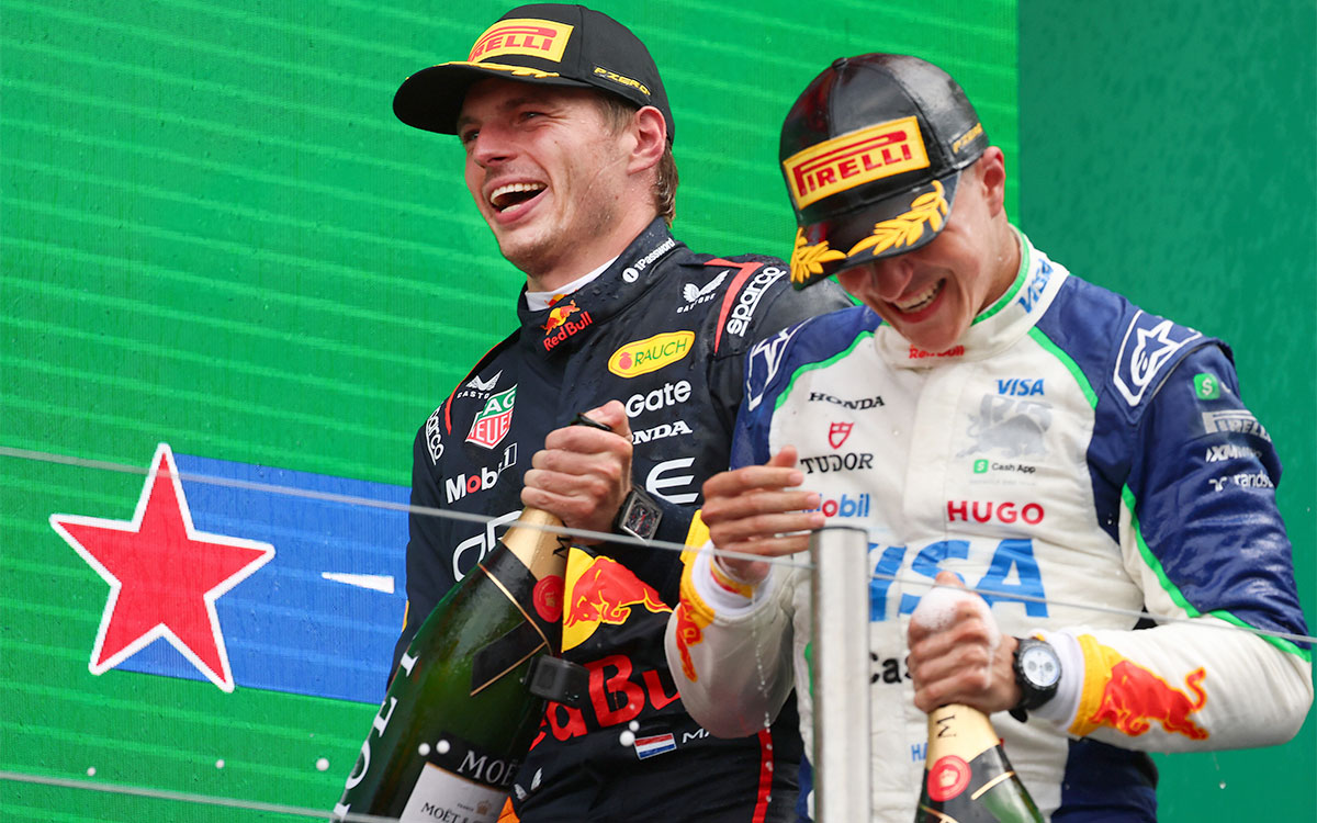 表彰台の上で歓喜する2位マックス・フェルスタッペン(レッドブル・レーシング)と3位アイザック・ハジャー(レーシング・ブルズ)、2025年8月31日(日) F1オランダGP決勝(ザントフォールト・サーキット)