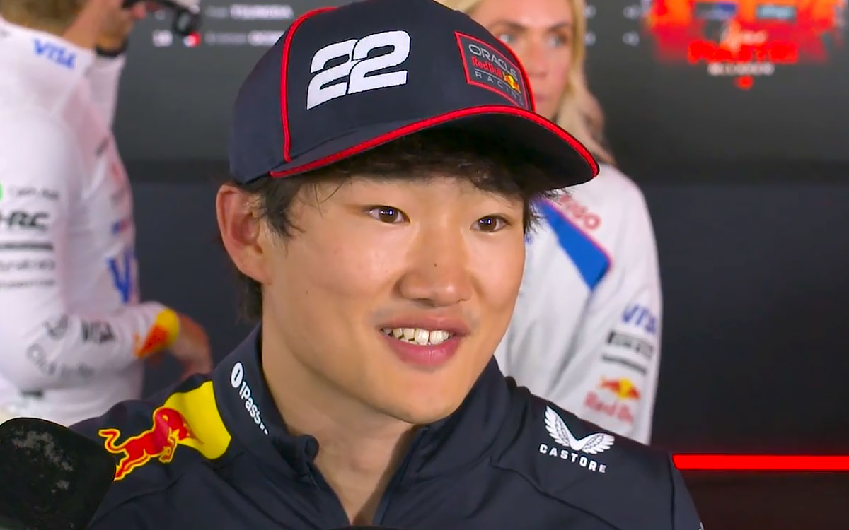 8戦ぶりの入賞を経て笑顔でインタビューに応じる角田裕毅(レッドブル・レーシング)、2025年8月31日(日) F1オランダGP決勝(ザントフォールト・サーキット)