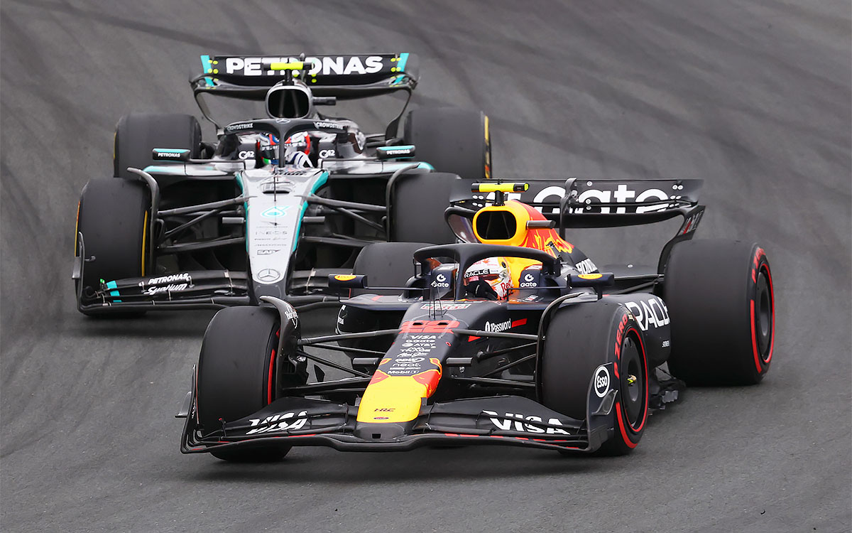 ジョージ・ラッセル（メルセデス）から順位を守る角田裕毅、2025年8月31日(日) F1オランダGP決勝（ザントフォールト・サーキット）