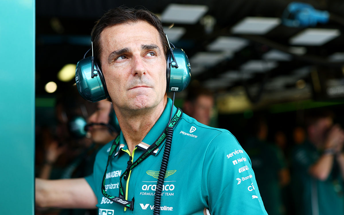 アストンマーチンのガレージに立つアンバサダーのペドロ・デ・ラ・ロサ、2025年F1イタリアGP