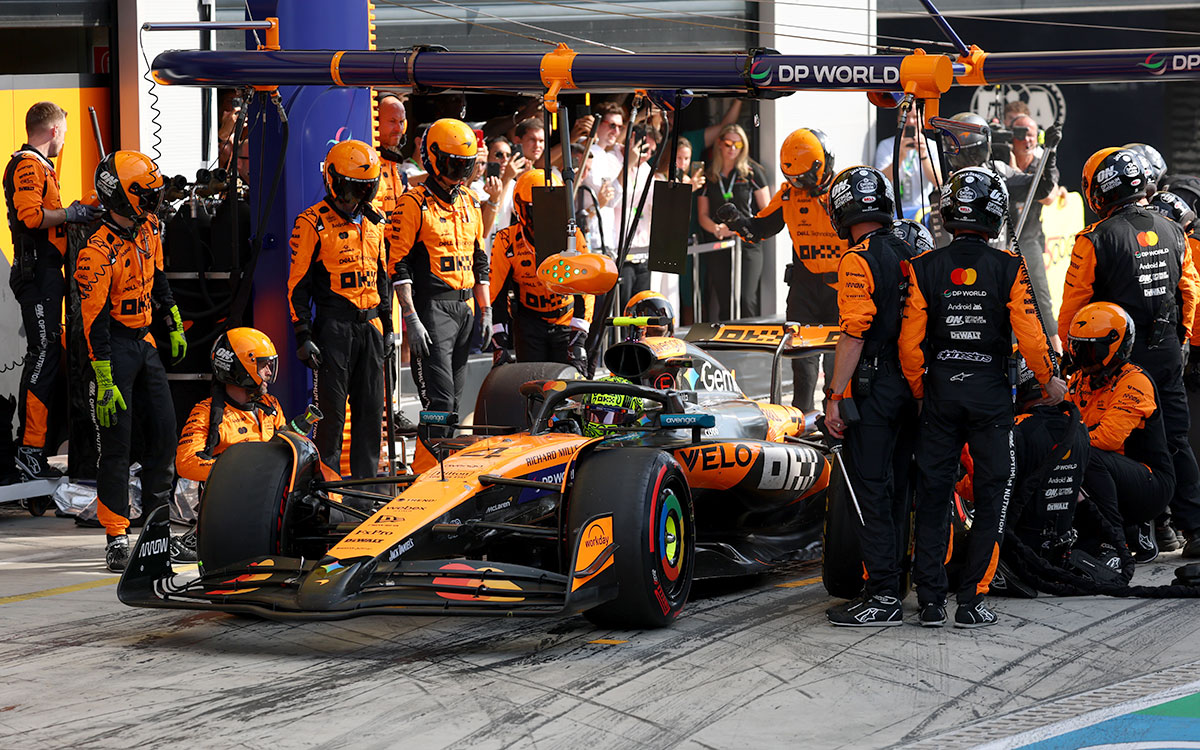 ランド・ノリスの4号車MCL39のピット作業を行うマクラーレンのピットクルー、2025年9月7日(日) F1イタリアGP決勝（モンツァ・サーキット）