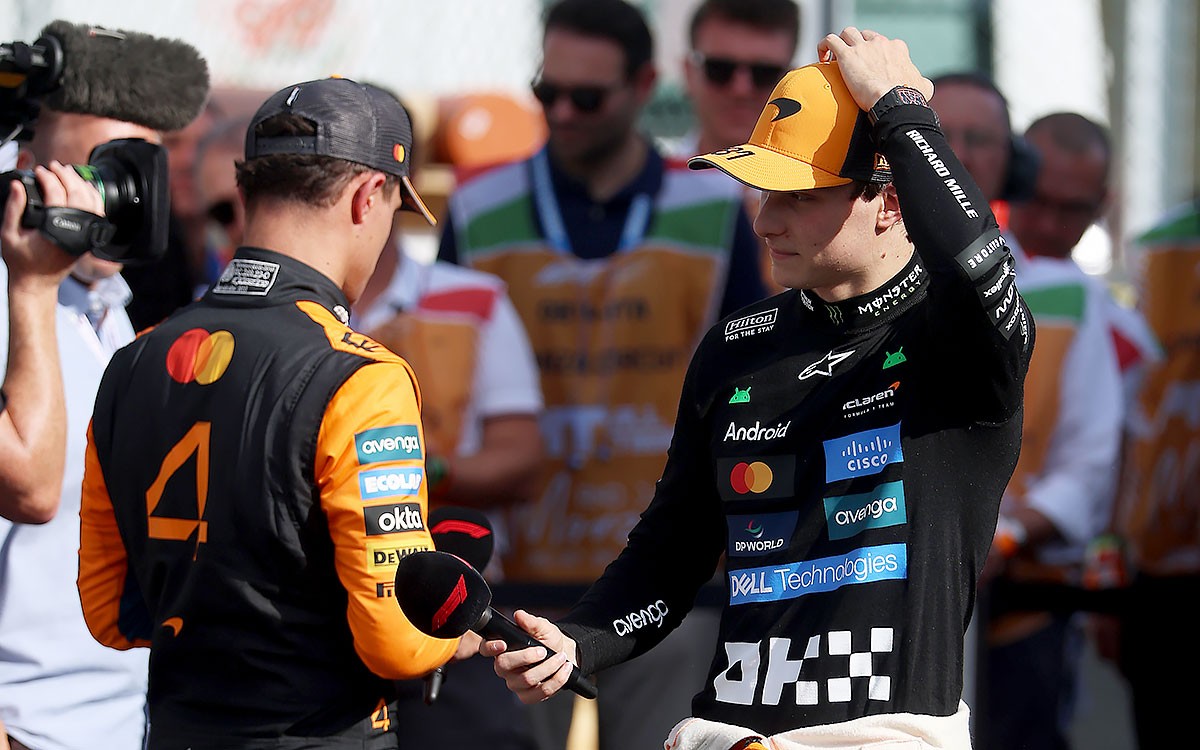 レース後のピットレーンでインタビューを待つ2位ランド・ノリス(マクラーレン)と3位オスカー・ピアストリ(マクラーレン)、2025年9月7日(日) F1イタリアGP(モンツァ・サーキット)