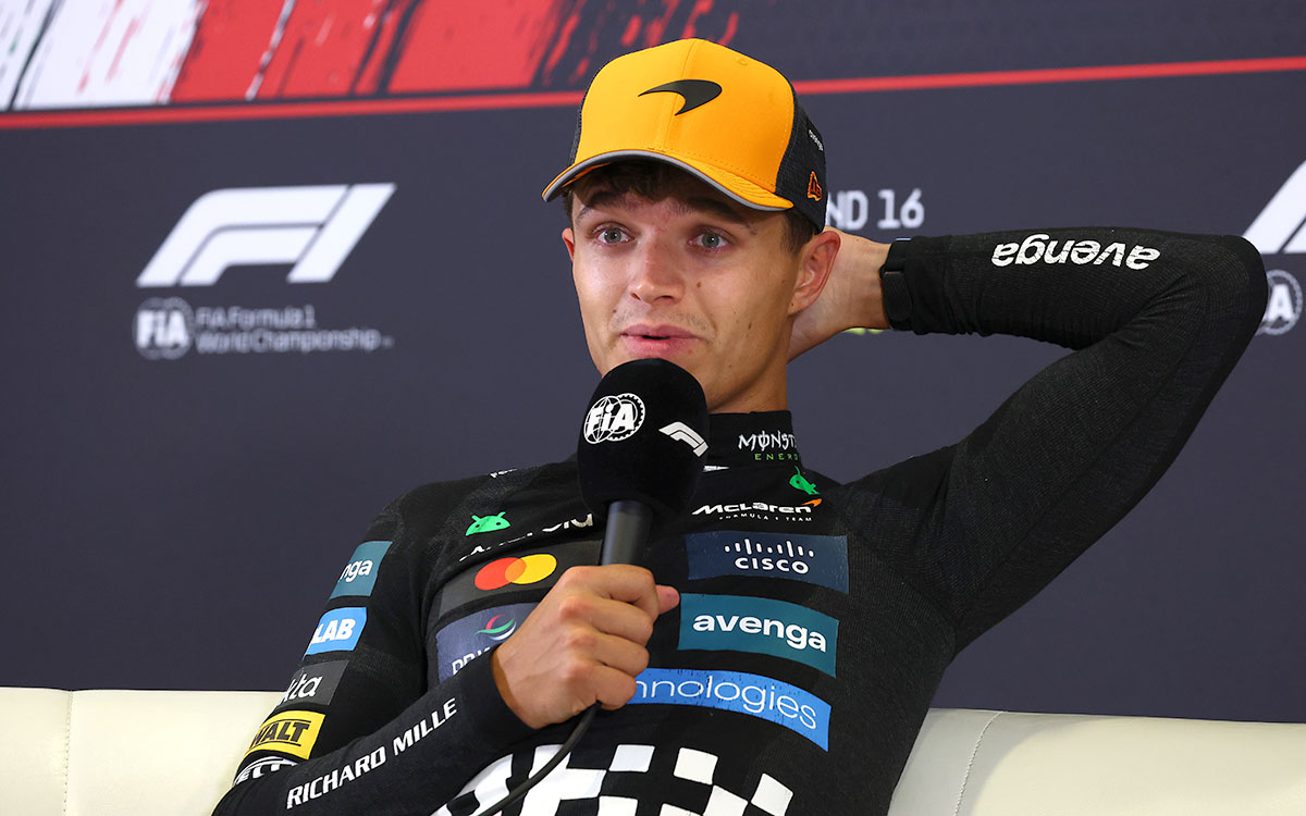 決勝レースを経て会見でマイクを握る2位ランド・ノリス（マクラーレン）、2025年9月7日(日) F1イタリアGP（モンツァ・サーキット）