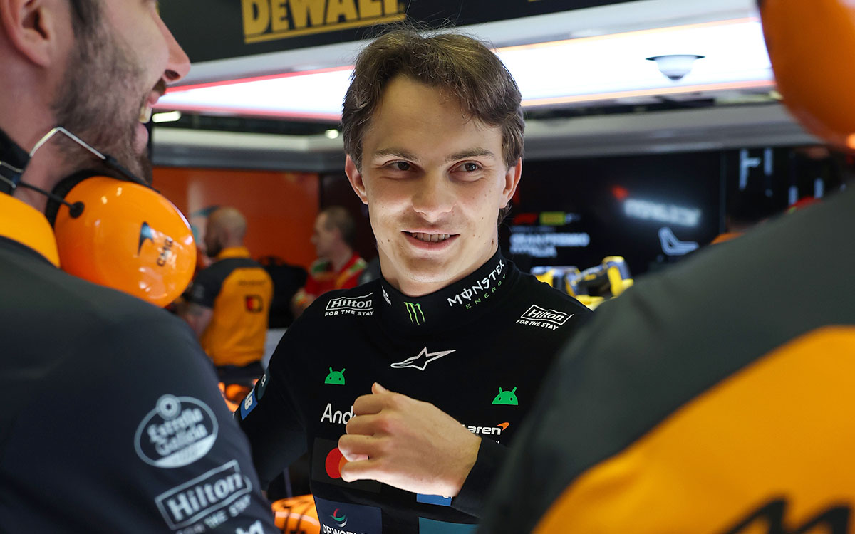 ガレージでチームメンバーと談笑するオスカー・ピアストリ（マクラーレン）、2025年9月5日F1イタリアGPフリー走行（モンツァ・サーキット）