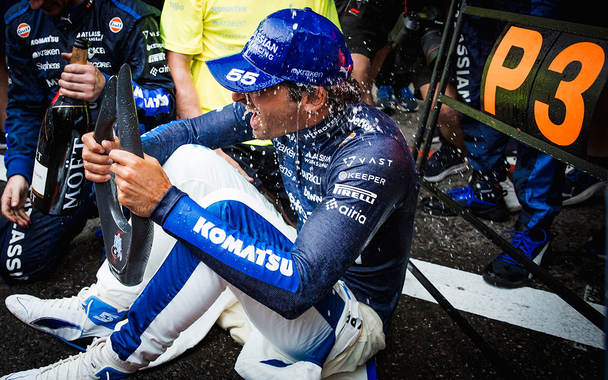 チームと共に3位表彰台祝うカルロス・サインツ（ウィリアムズ）、2025年9月21日(日) F1アゼルバイジャンGP決勝（バクー市街地コース）