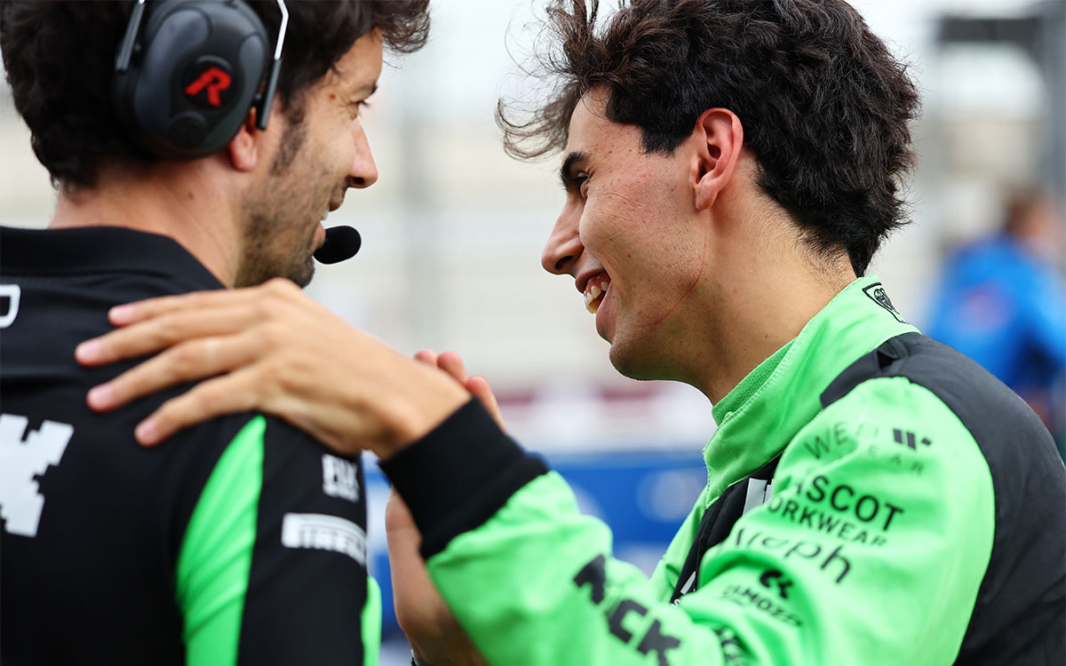 グリッド上で担当レースエンジニアのホセ・マヌエル・ロペス・ガルシアと会話するガブリエル・ボルトレート（キック・ザウバー）、2025年8月31日(日) F1オランダGP決勝（ザントフォールト・サーキット）