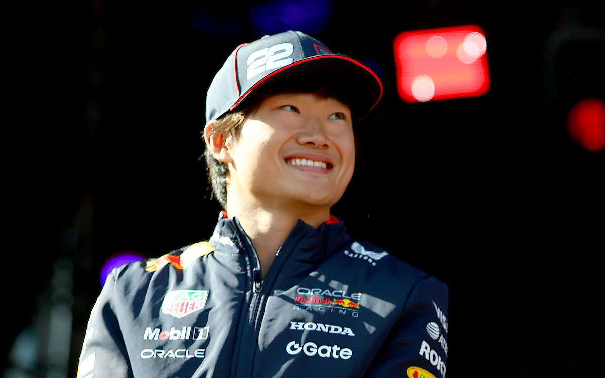 ファンステージで笑顔を見せる角田裕毅(レッドブル・レーシング)、2025年8月29日(金) F1オランダGPフリー走行前(ザントフォールト・サーキット)