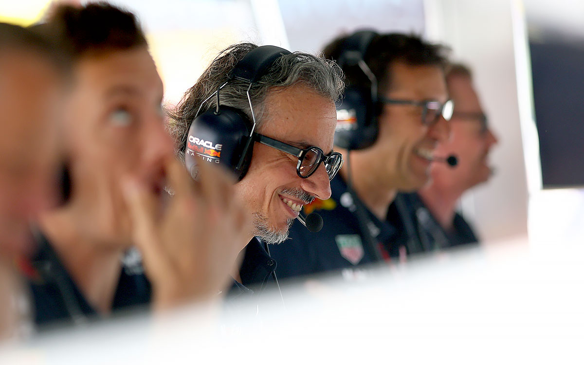 ピットウォールで談笑するローラン・メキーズ(レッドブル・レーシング代表)、2025年9月6日(土) F1イタリアGP予選(モンツァ・サーキット)