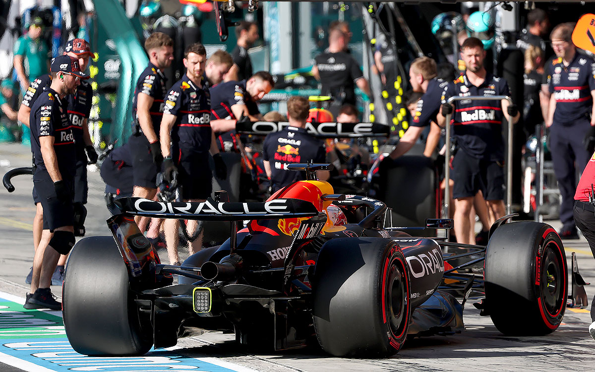 コースからピットへ戻るマックス・フェルスタッペンの1号車レッドブル・レーシングRB21、2025年9月6日(土) F1イタリアGP予選（モンツァ・サーキット）