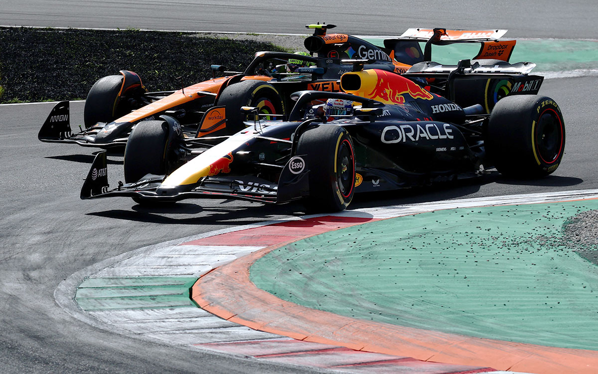 モンツァ・サーキットのターン1でランド・ノリス（マクラーレン）と首位を争うマックス・フェルスタッペン（レッドブル）、2025年9月7日(日) F1イタリアGP決勝