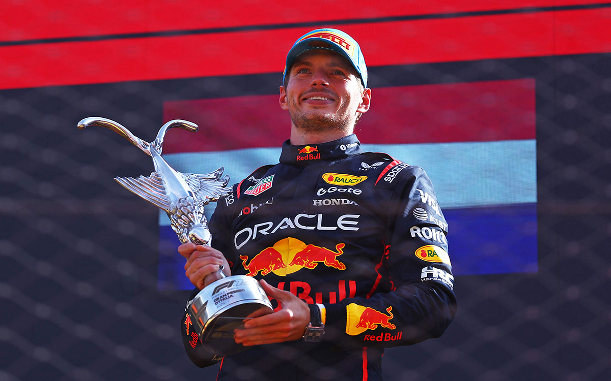 優勝トロフィーを手に表彰台に立つマックス・フェルスタッペン（レッドブル・レーシング）、2025年9月7日(日) F1イタリアGP決勝（モンツァ・サーキット）