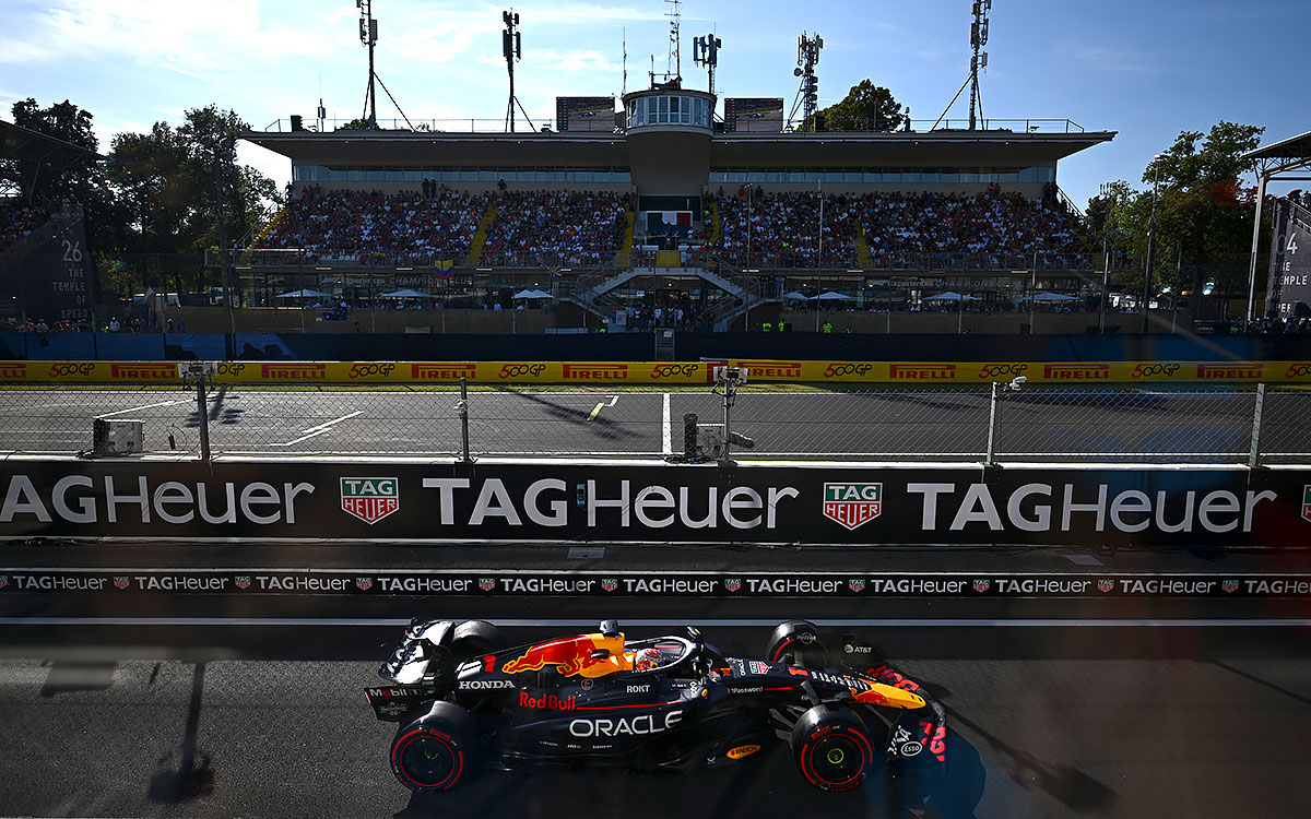 ピットレーンを走行するマックス・フェルスタッペンの1号車レッドブル・レーシングRB21、2025年9月6日(土) F1イタリアGP予選(モンツァ・サーキット)