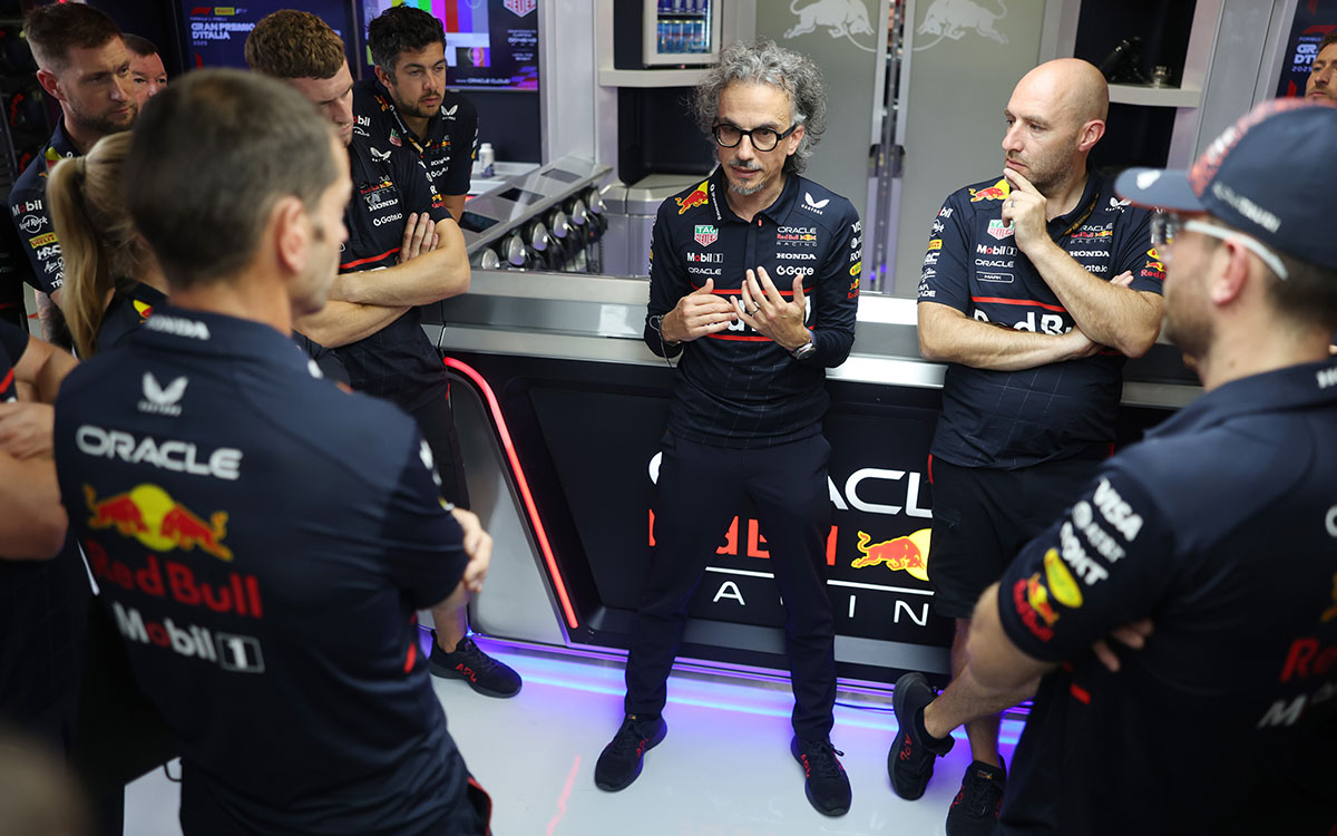 ガレージでチームと話すローラン・メキーズ（レッドブル・レーシング代表）、2025年9月4日(木) F1イタリアGPプレビュー（モンツァ・サーキット）