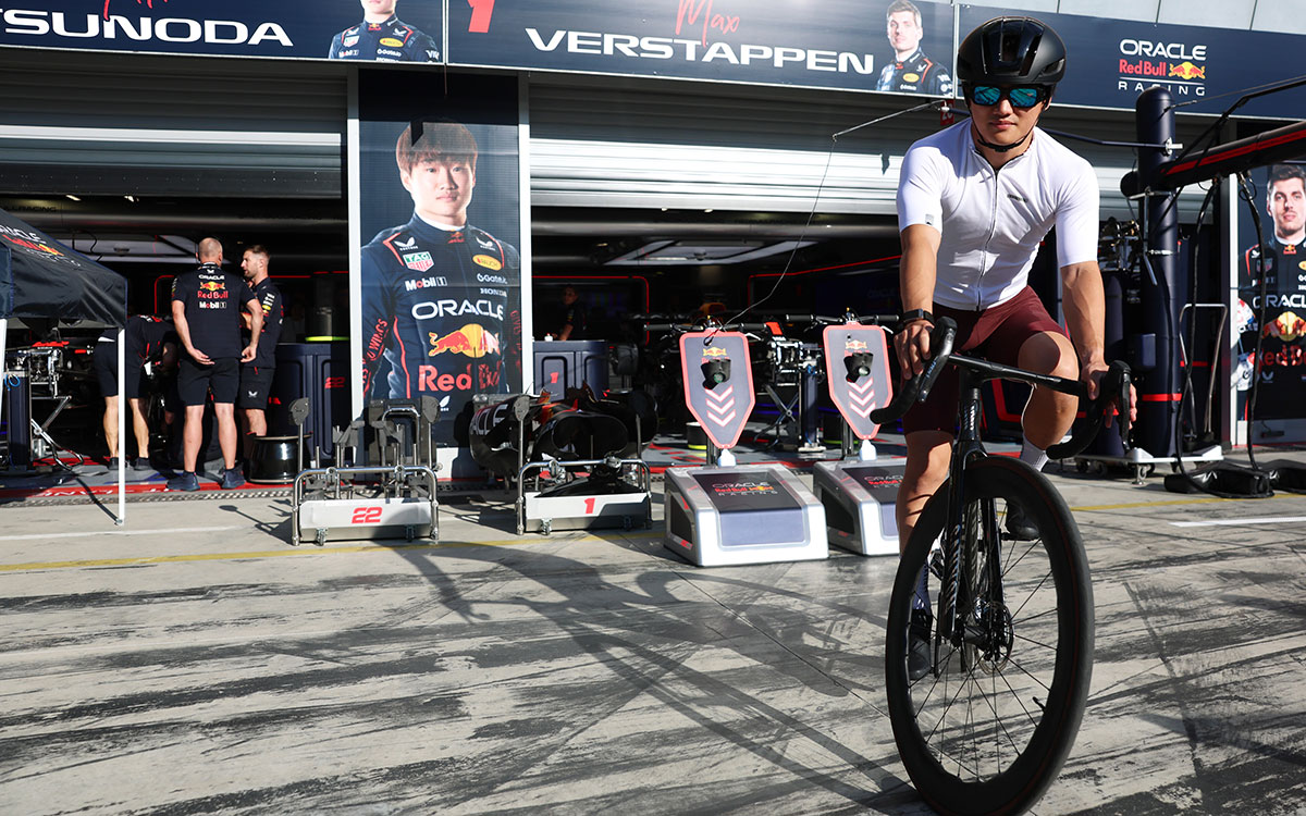 ピットレーンで自転車に乗る角田裕毅（レッドブル・レーシング）、2025年9月4日(木) F1イタリアGPプレビュー（モンツァ・サーキット）