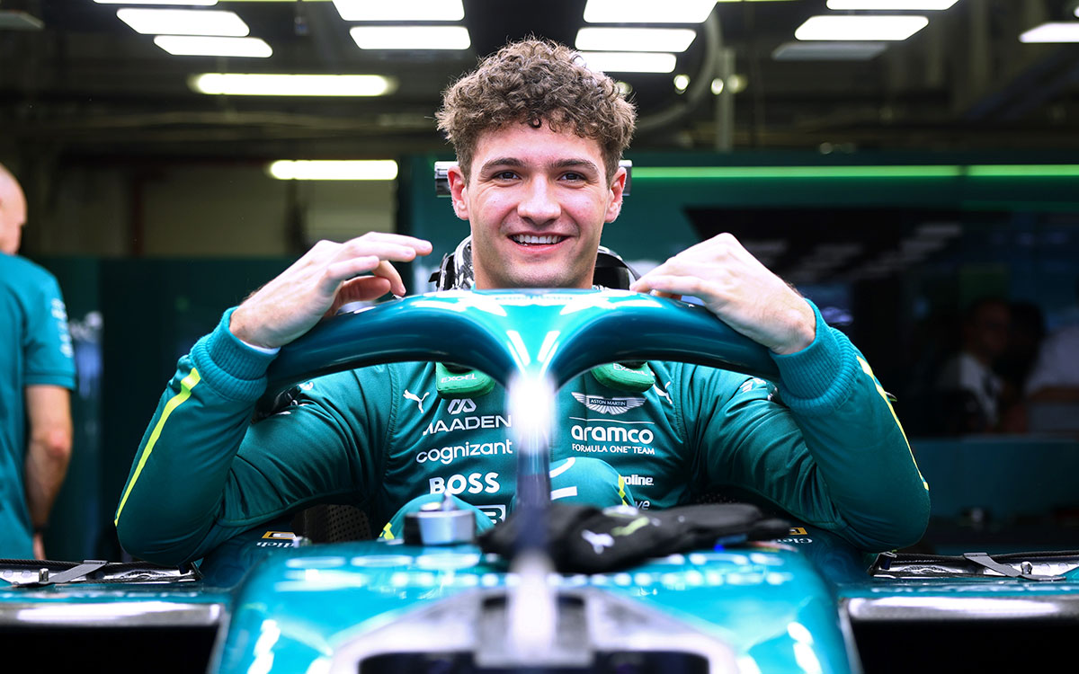 アストンマーチンAMR25に乗り込む育成ドライバーのジャック・クロフォード、2025年F1メキシコGPメディアデー