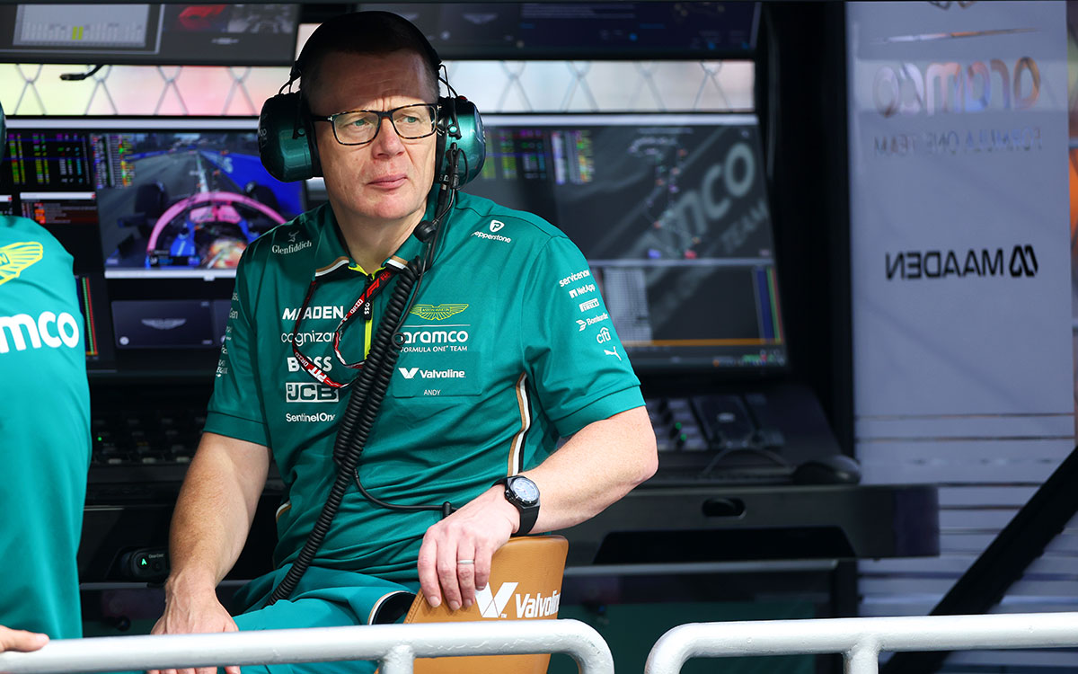 ピットウォールからガレージを見守るアストンマーチンのアンディ・カウエルCEO、2025年10月3日(金) F1シンガポールGPフリー走行（マリーナベイ市街地コース）