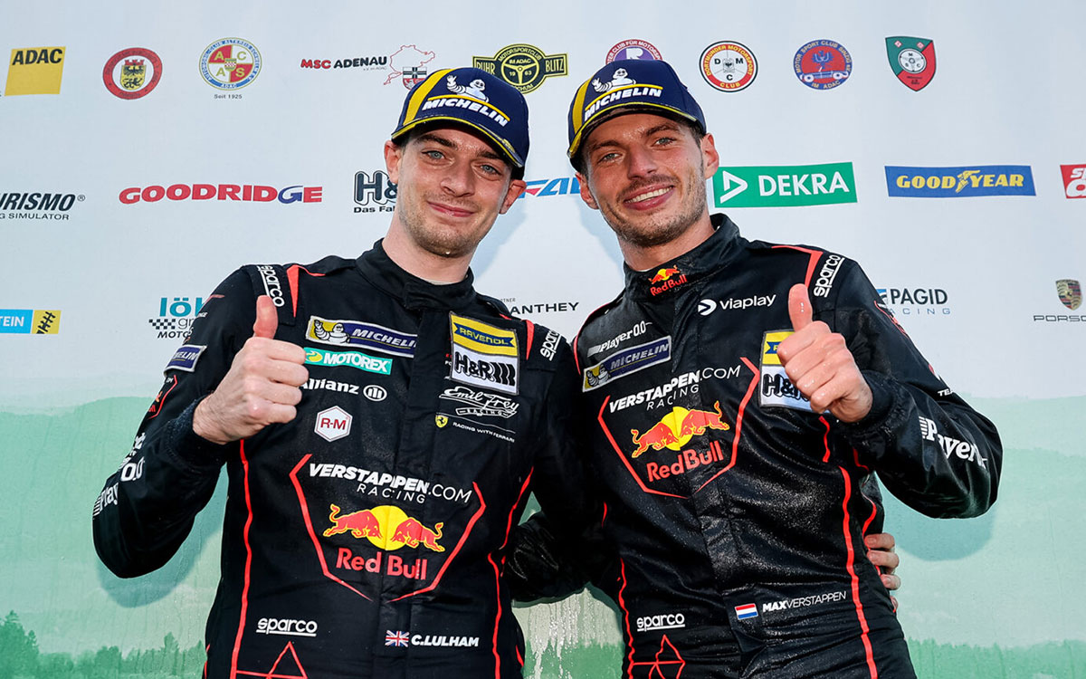 エミール・フレイ・レーシングの31号車フェラーリ296 GT3を駆り、デビュー戦勝利を飾ったマックス・フェルスタッペン（レッドブル）とクリス・ルルハム、2025年9月27日ニュルブルクリンク耐久シリーズ（NLS）第9戦（ノルトシュライフェ）