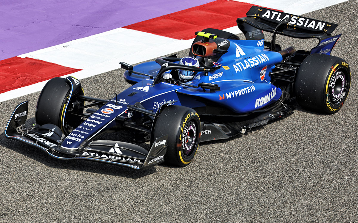 ウィリアムズFW47で走行するアカデミードライバーのルーク・ブラウニング、2025年4月11日(金) F1第4戦バーレーンGPフリー走行（サクヒール・サーキット）
