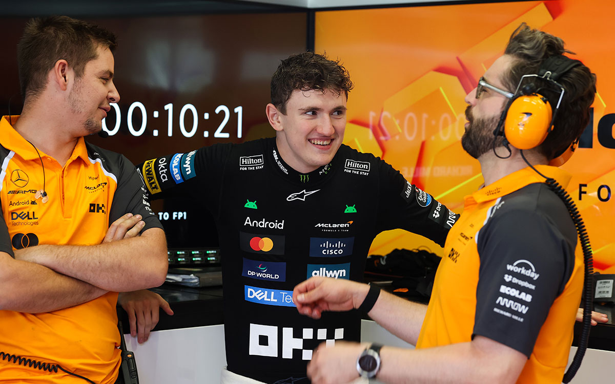 ガレージでチームメンバーと談笑するマクラーレン育成アレックス・ダン、2025年6月27日F1オーストリアGPフリー走行1（レッドブルリンク） (3)