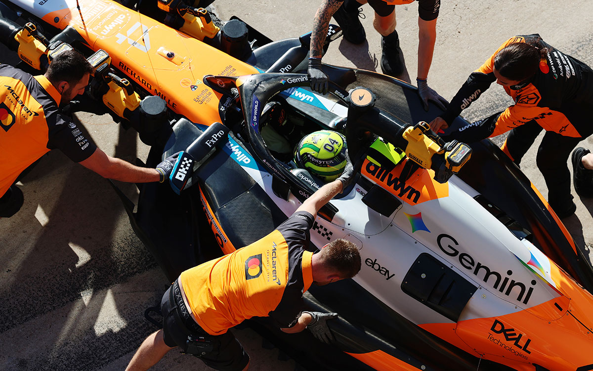 ガレージに押し戻されるランド・ノリスの4号車マクラーレンMCL39、2025年10月17日(金) F1アメリカGPスプリント予選（サーキット・オブ・ジ・アメリカズ）