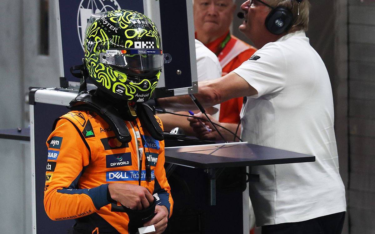 5番手に終わった予選を経てパルクフェルメを歩くランド・ノリス（マクラーレン）、2025年10月4日(土) F1シンガポールGP予選