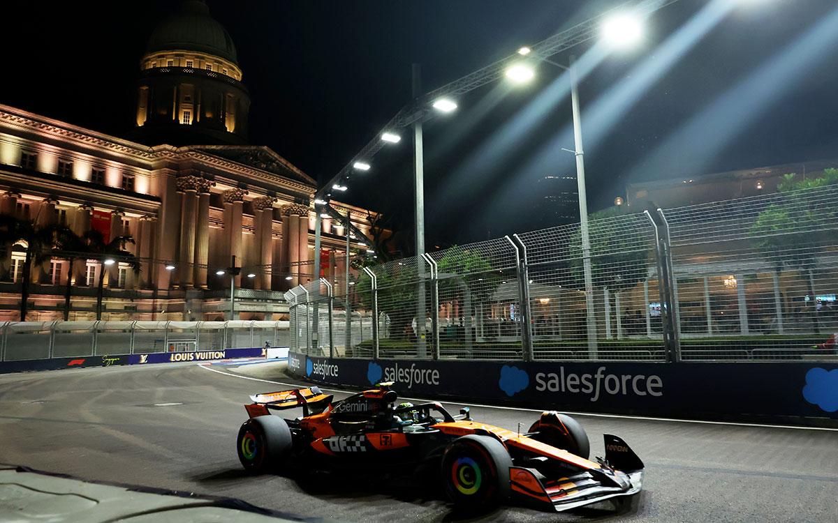 マリーナベイ市街地コースを周回するランド・ノリスの4号車マクラーレンMCL39、2025年10月3日(金) F1シンガポールGPフリー走行3