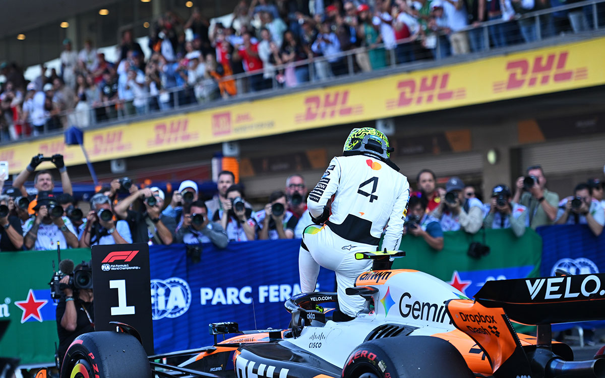 予選後のパルクフェルメでクルマを降りるポールポジションのランド・ノリス（マクラーレン）、2025年10月25日F1メキシコGP（エルマノス・ロドリゲス・サーキット）