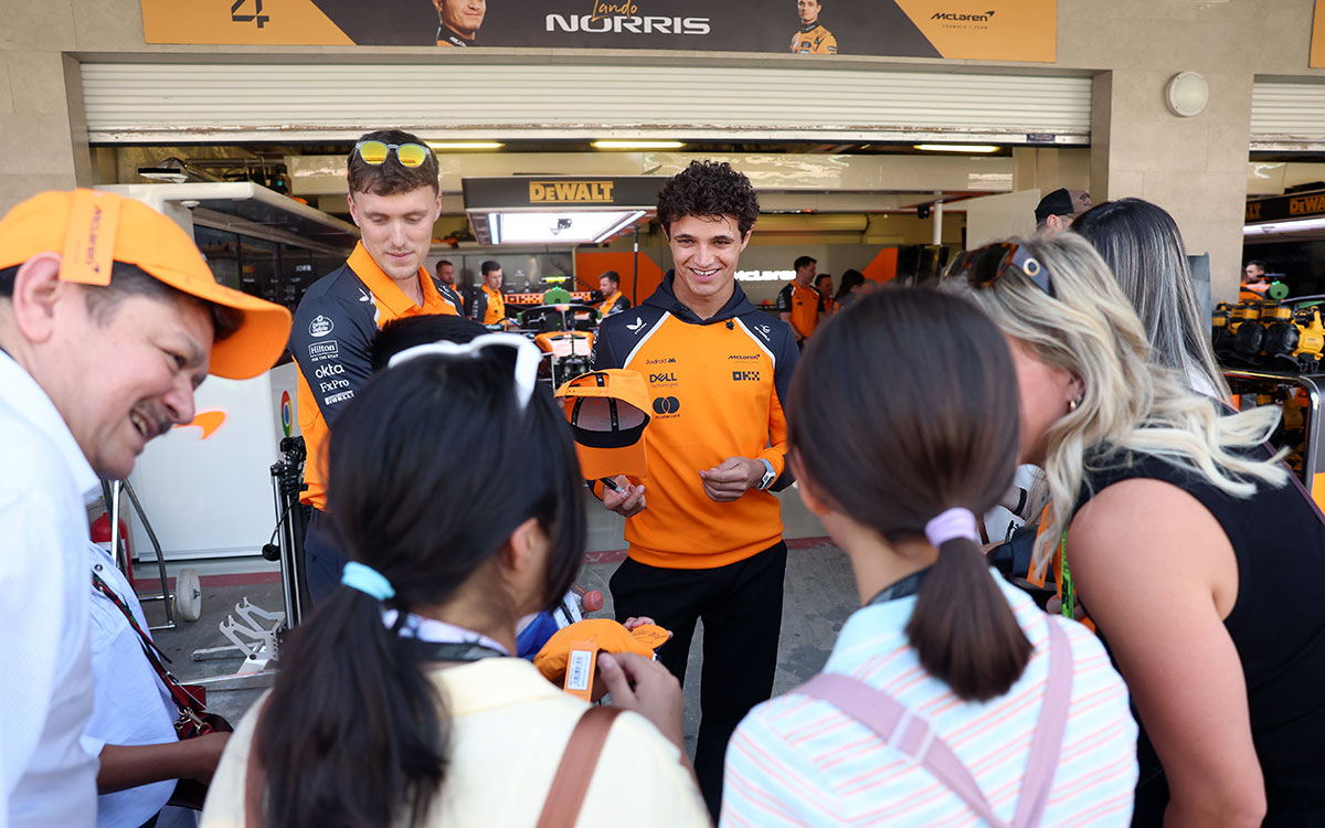ガレージ前でファンサービスを行うランド・ノリス（マクラーレン）、2025年10月23日(木) F1メキシコGPメディアデー（エルマノス・ロドリゲス・サーキット）
